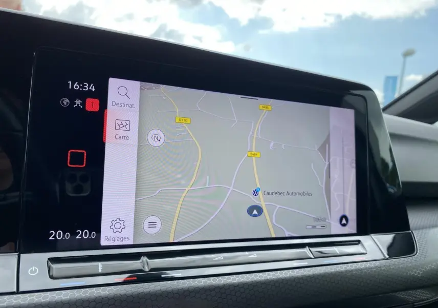 Écran tactile central de navigation dans l’habitacle d’une Volkswagen Golf GTD 2022, affichant une carte routière.