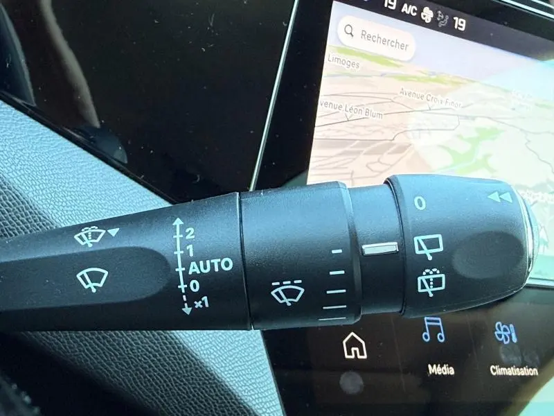 Gros plan sur la commande des essuie-glaces dans l’habitacle d’une Peugeot 308 gris 1.2 Hybrid 145ch Allure 2025.
