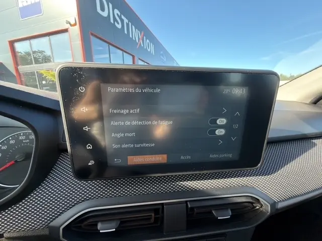Écran tactile central affichant les paramètres d’aide à la conduite dans l’habitacle d’une Dacia Sandero Stepway 2025.