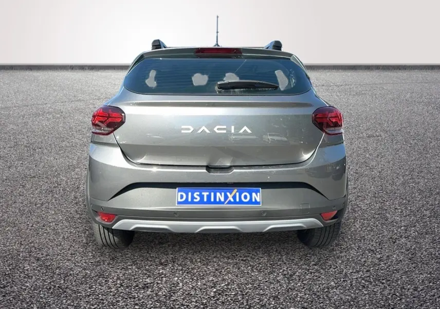 Vue arrière d'une Dacia Sandero Stepway gris foncé avec feux arrière LED et plaque d'immatriculation Distinxion.