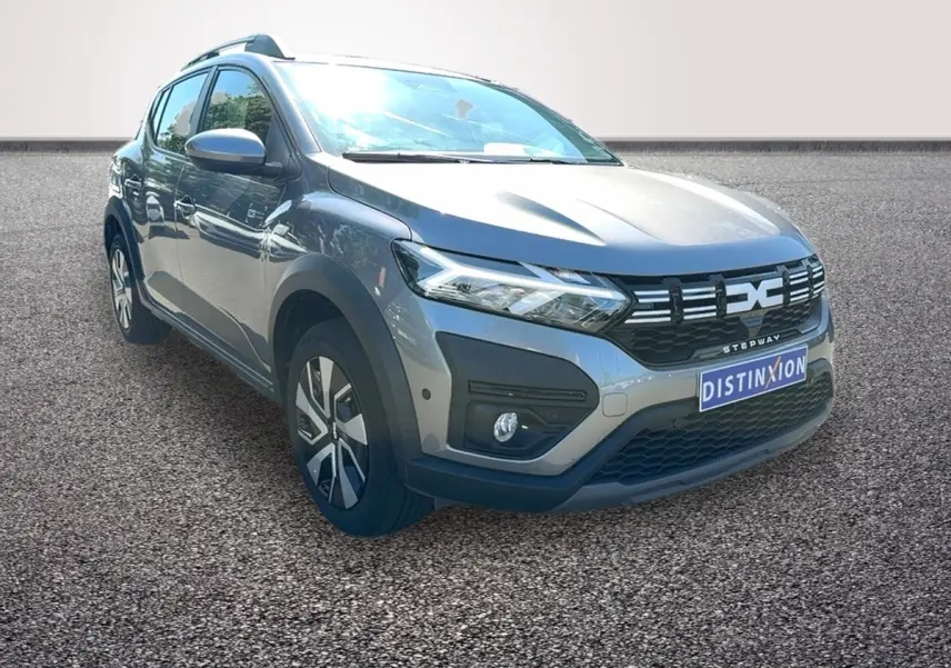 Dacia Sandero Stepway gris foncé vue 3/4 avant droit avec calandre noire et jantes alliage distinctives.