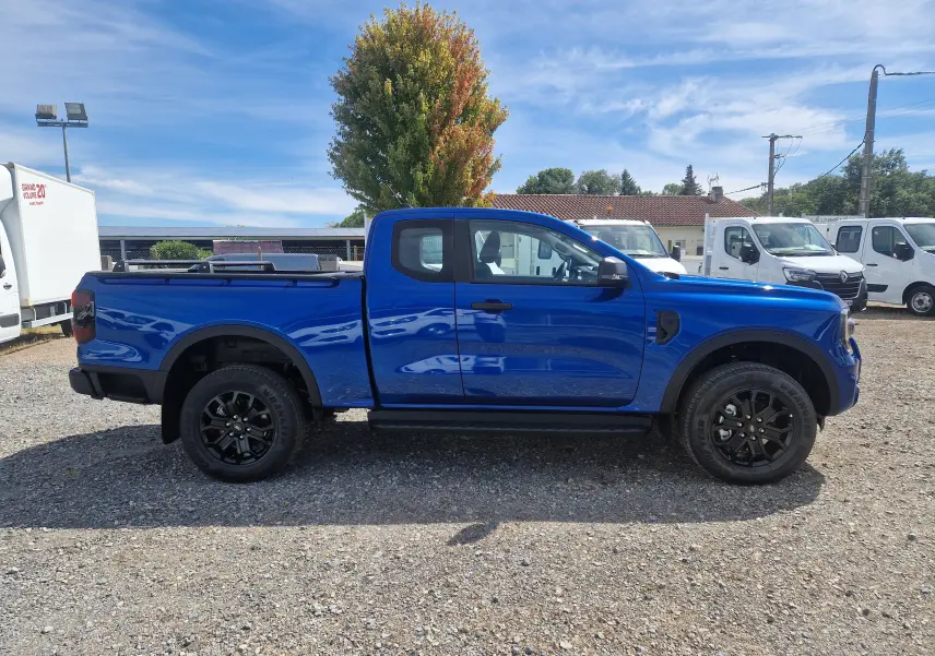 Ford Ranger Super Cabine bleu Lightning vu de profil côté gauche, avec plateau protégé par un rideau rigide coulissant.