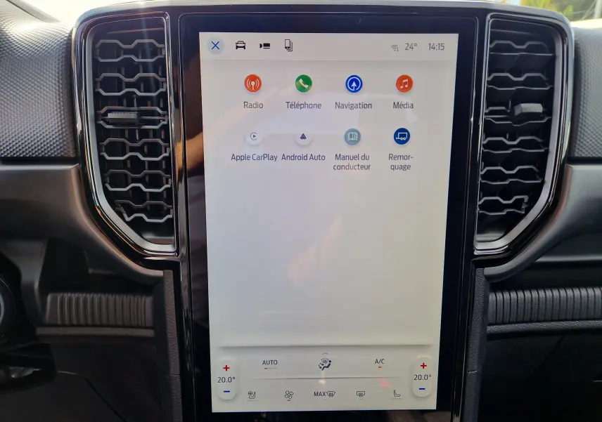 Écran tactile central 12,4'' du Ford Ranger Super Cabine bleu Lightning, affichant le menu multimédia et navigation.