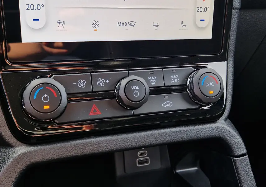Gros plan sur la console centrale du Ford Ranger Super Cabine bleu Lightning, montrant les commandes de climatisation et volume.