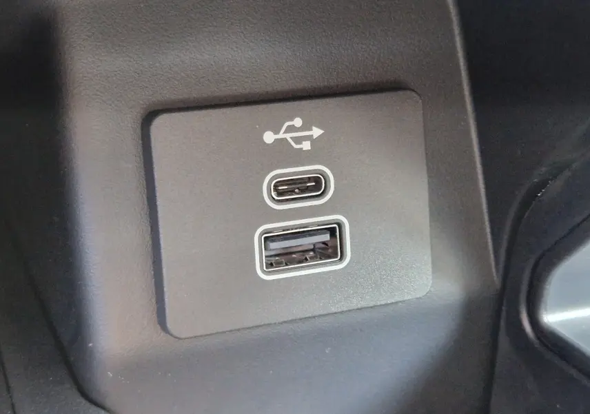 Prise USB-C et USB-A en gros plan dans l'habitacle du Ford Ranger Super Cabine bleu Lightning.