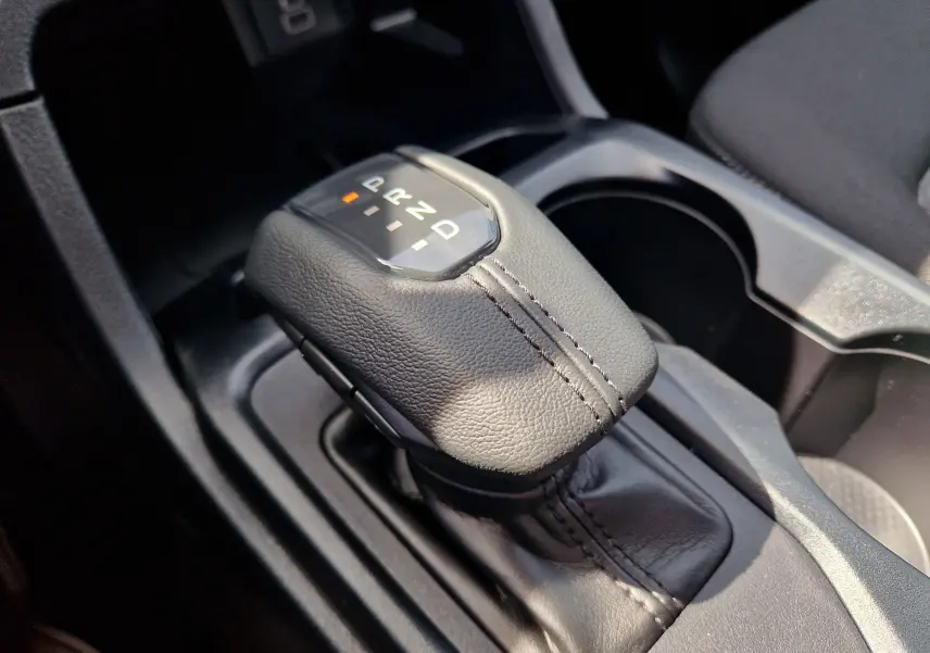 Gros plan sur le levier de vitesses automatique en cuir noir du Ford Ranger Super Cabine bleu Lightning.