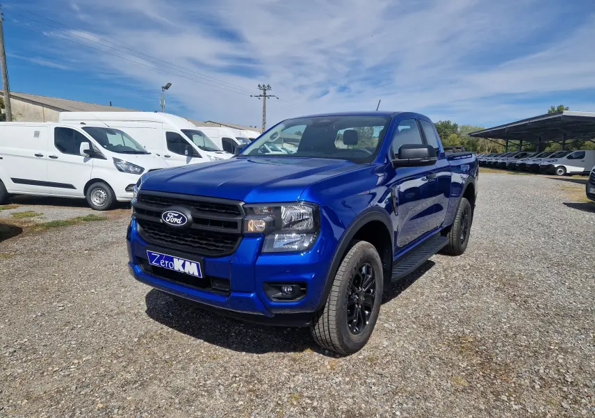 Ford Ranger Super Cabine bleu Lightning en 3/4 avant droit, avec jantes noires et marchepied visible.