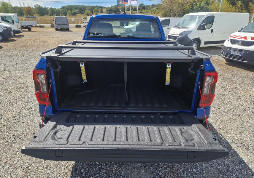 Vue arrière du Ford Ranger Super Cabine bleu Lightning avec plateau ouvert et rideau rigide coulissant visible.