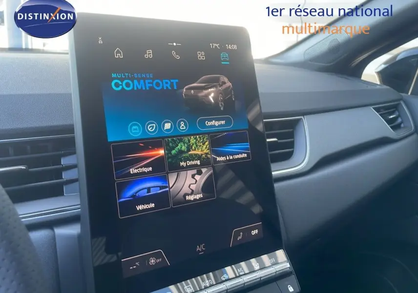 Écran tactile central affichant les réglages de conduite du Renault Captur E-Tech Hybrid 2025, intérieur gris.