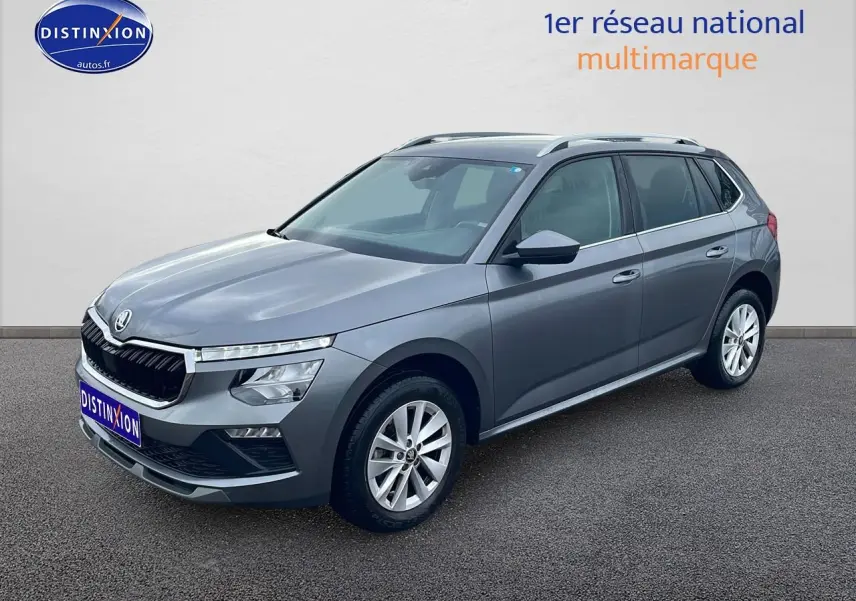 Vue 3/4 avant droite d'un Skoda Kamiq gris 2025 avec calandre chromée et jantes alu.