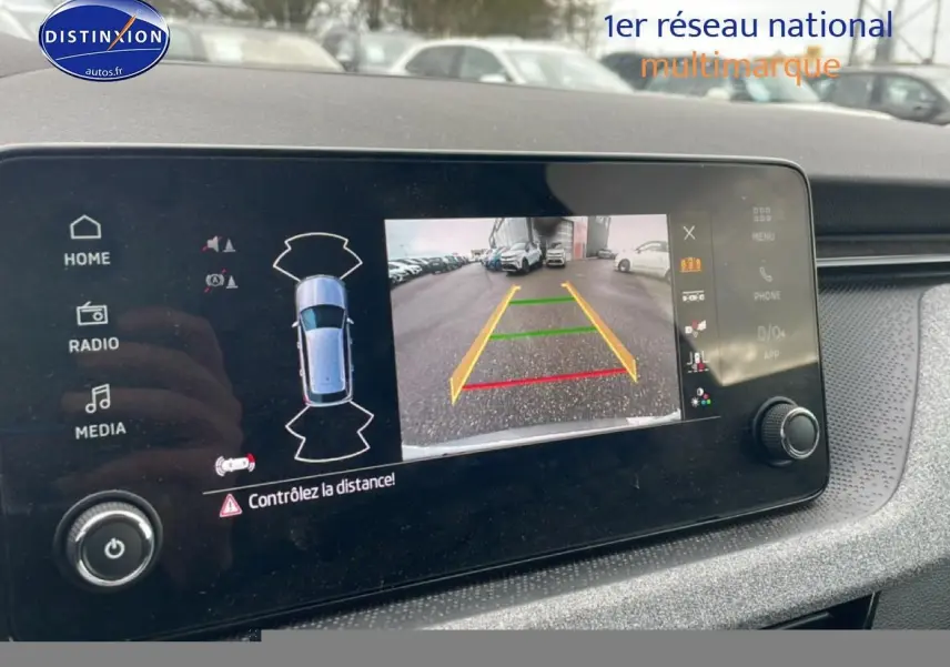 Écran tactile intérieur montrant la caméra de recul du Skoda Kamiq gris, avec aides au stationnement affichées.