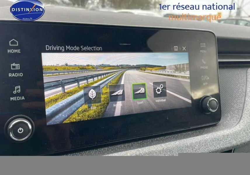 Écran tactile central du Skoda Kamiq gris 2025 affichant la sélection du mode de conduite Sport.