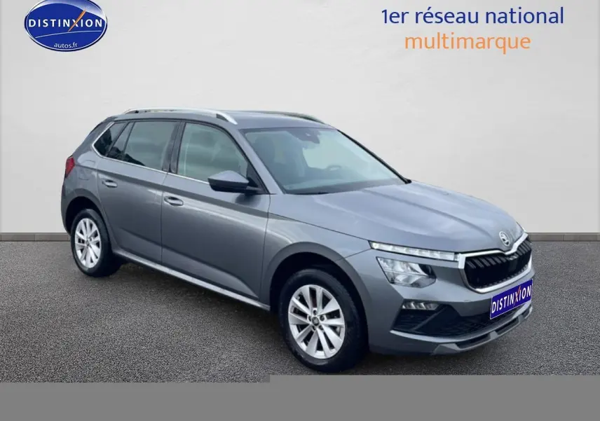 Vue 3/4 avant droit d'un Skoda Kamiq gris 2025 avec calandre chromée et jantes alu.