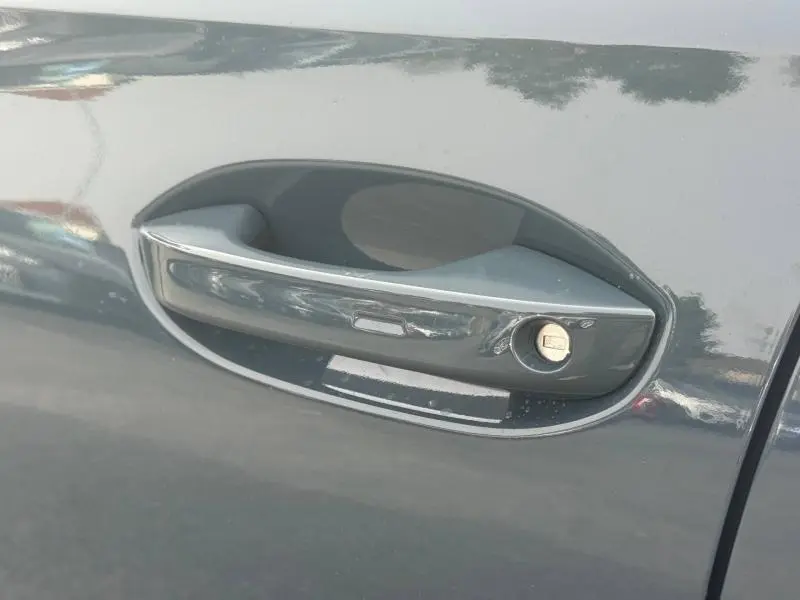Poignée de porte avant droite grise métallisée d'une CUPRA Formentor 2025 avec serrure visible.