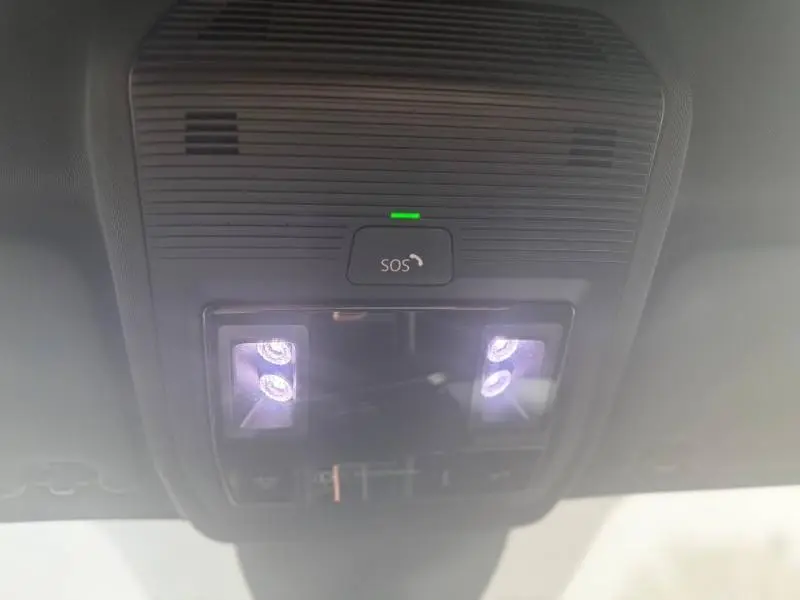 Vue rapprochée du plafonnier intérieur avec éclairage LED et bouton SOS du CUPRA Formentor bleu 2025.