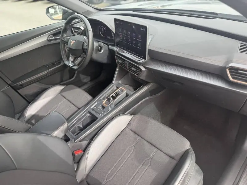 Vue intérieure côté conducteur du CUPRA Formentor 2.0 TDI 150ch 2025, volant cuir multifonction et écran tactile central.