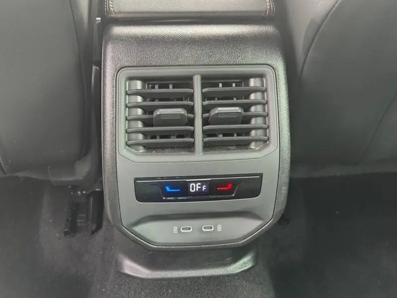 Vue rapprochée de la console arrière noire du CUPRA Formentor 2025 avec bouches d'aération et commandes climatisation.