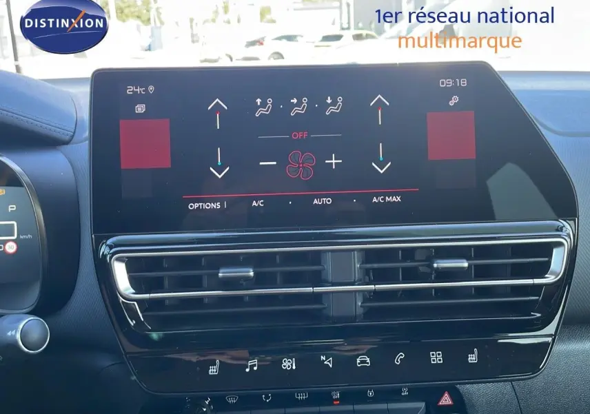 Vue rapprochée de l’écran tactile et des commandes de climatisation du Citroën C5 Aircross gris platinium 2025.