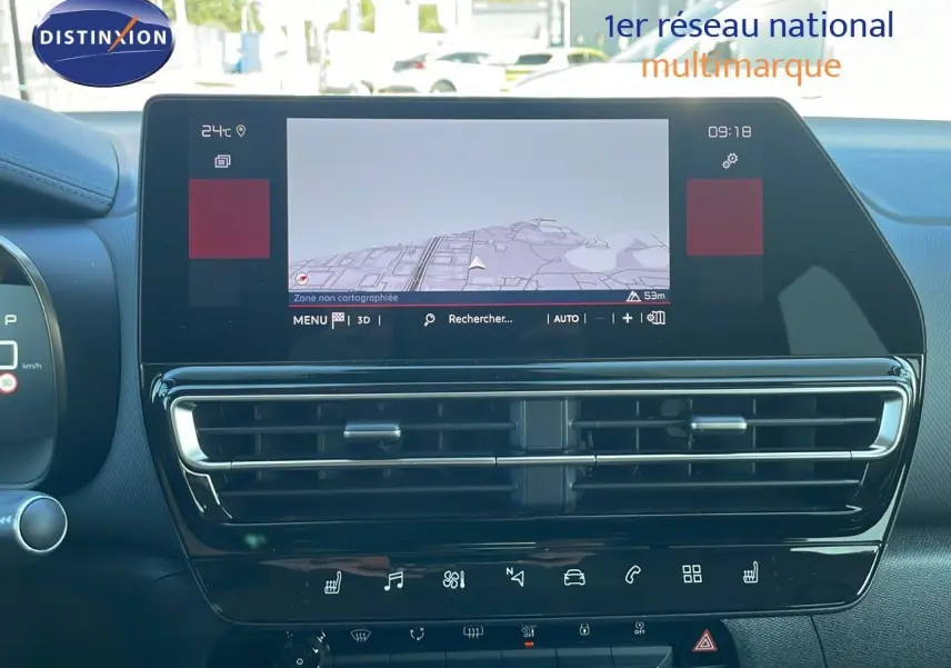 Vue rapprochée de l'écran tactile et des commandes centrales du Citroën C5 Aircross gris platinium avec toit noir.