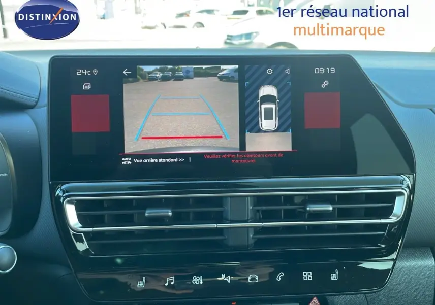 Écran tactile central affichant la caméra de recul et l'aide au stationnement du Citroën C5 Aircross gris platinium 2025.