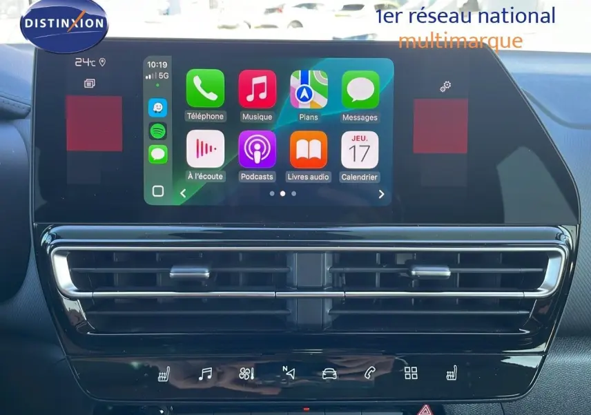 Vue rapprochée de l'écran tactile central et des commandes noires brillantes du tableau de bord du Citroën C5 Aircross 2025.