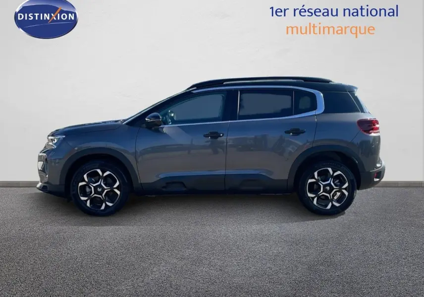Profil droit d'un Citroën C5 Aircross 2025 gris platinium avec toit noir, roues alliage bicolores et vitres teintées.