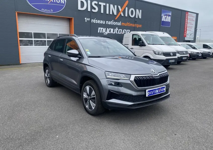 SKODA KAROQ gris graphite métallisé vu en 3/4 avant droit sur parking devant concession Distinxion.