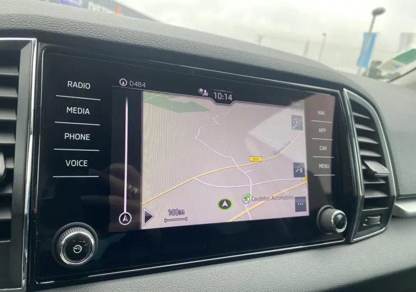 Écran tactile de navigation 8 pouces dans le tableau de bord du Skoda Karoq 2022, intérieur noir.