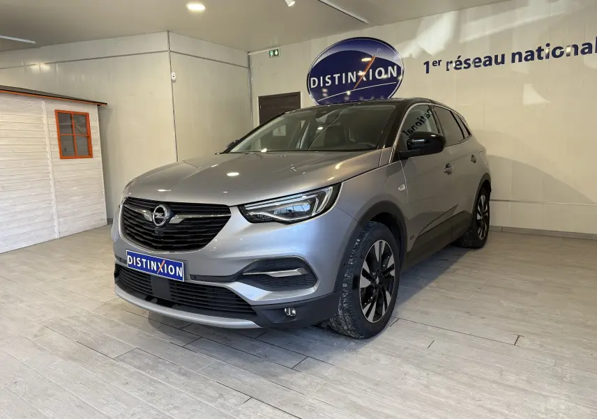 Opel Grandland X gris Himalaya en 3/4 avant droit, avec calandre noire et jantes alliage bicolores.