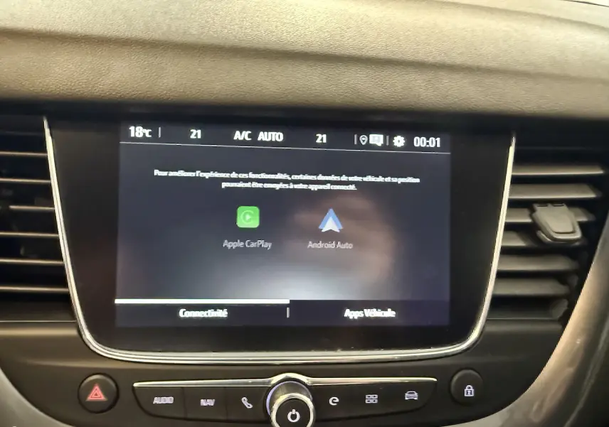 Écran tactile central de l'Opel Grandland X gris Himalaya montrant les options Apple CarPlay et Android Auto.