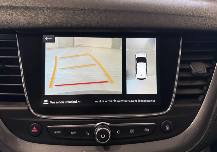 Écran central de l'Opel Grandland X hybride montrant la caméra de recul et la vue 360° en intérieur noir.