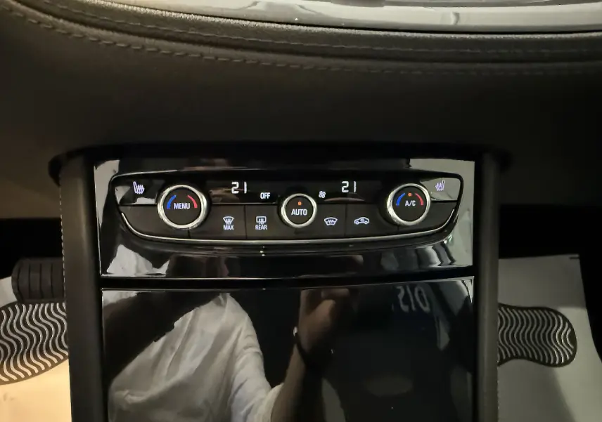 Gros plan sur la console centrale du Grandland X gris Himalaya, montrant les commandes de climatisation et sièges chauffants.