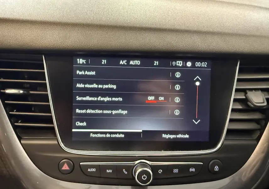 Écran central de l'Opel Grandland X gris Himalaya montrant les réglages d'aide au stationnement et angles morts.