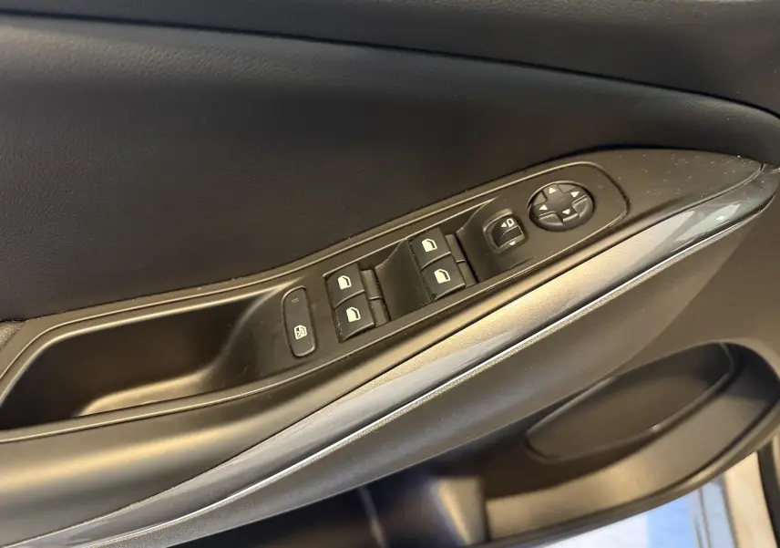 Panneau de porte côté gauche de l'Opel Grandland X gris Himalaya, avec commandes des vitres et rétroviseurs.