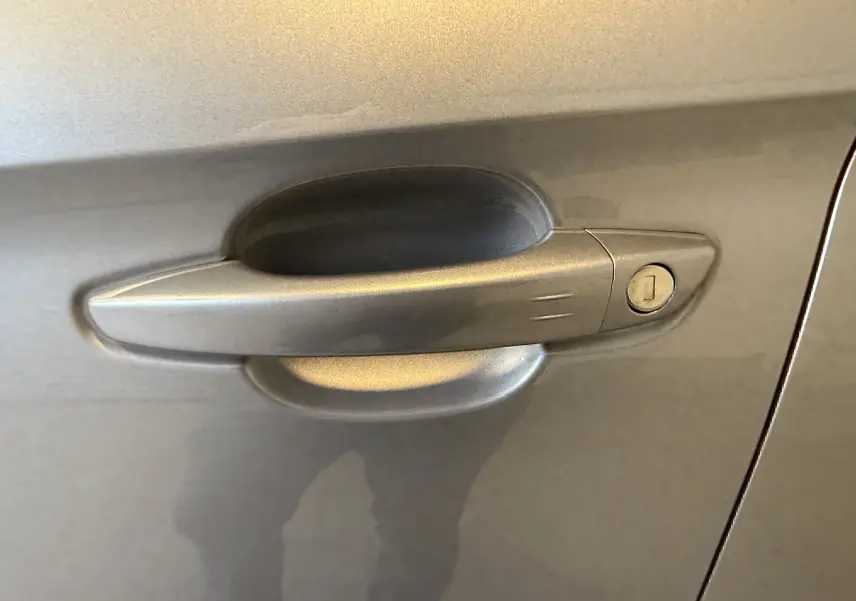 Poignée de porte gris Himalaya métal de l'Opel Grandland X hybride rechargeable, vue rapprochée côté gauche.