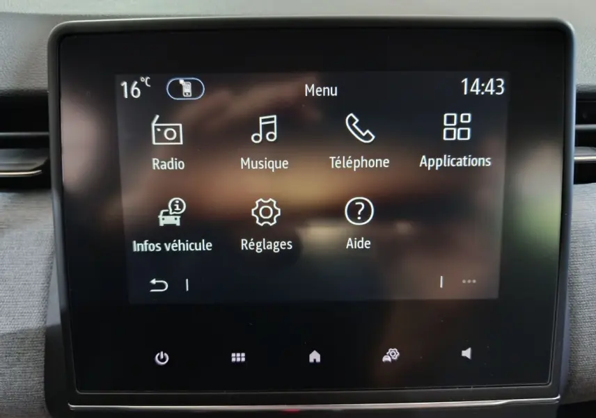 Écran tactile central de la Renault Clio gris clair 2025 affichant le menu principal avec options multimédia et réglages.