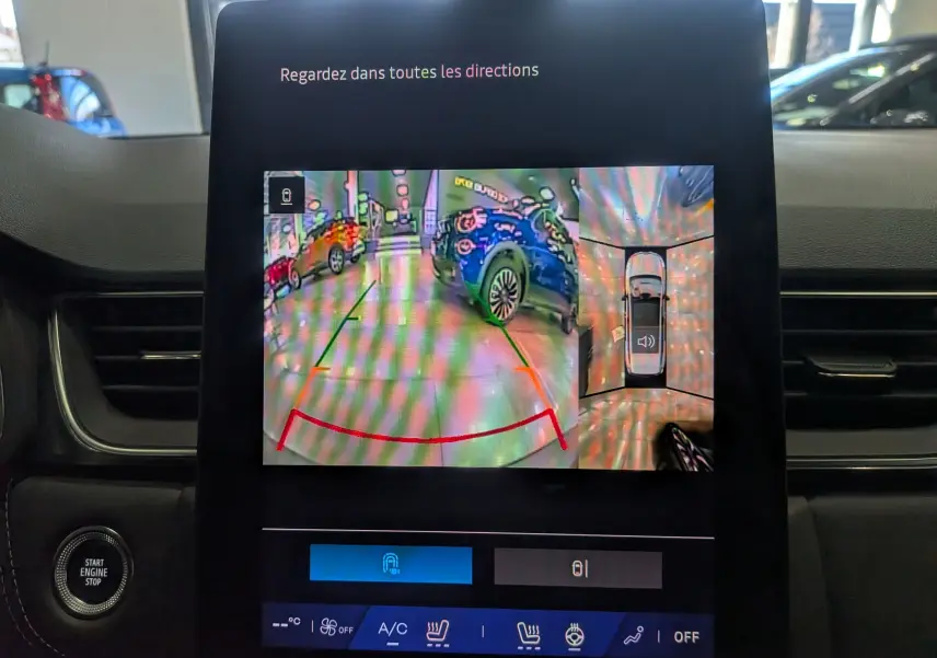 Écran central montrant la caméra de recul et vue à 360° dans un Renault Symbioz gris Cassiopé, intérieur moderne.