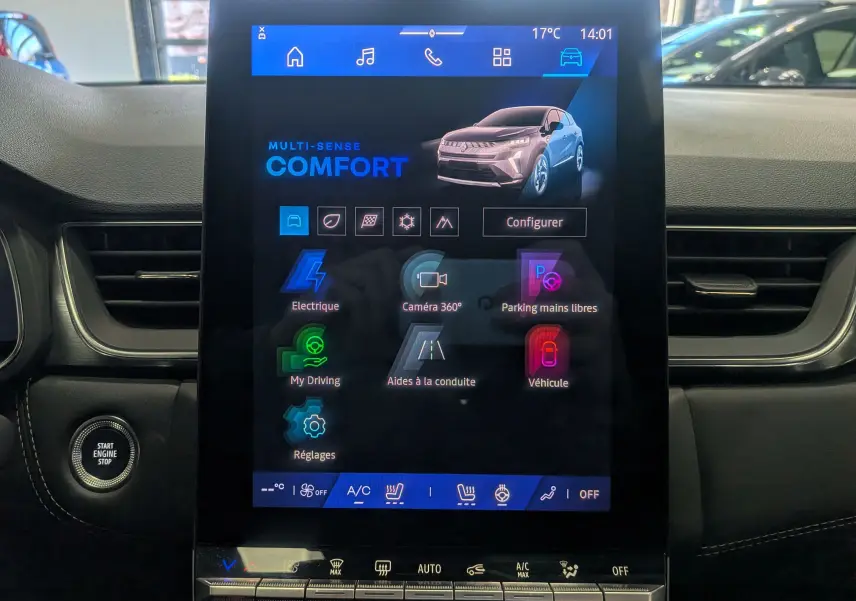Vue rapprochée de l’écran tactile central du Renault Symbioz gris Cassiopé, affichant les options de conduite et assistance.