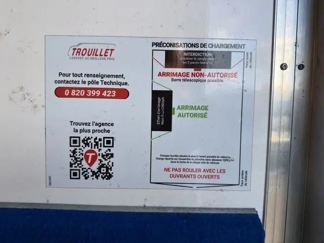 Étiquette de préconisations de chargement sur la paroi intérieure blanche d’un Renault Master blanc, vue rapprochée.