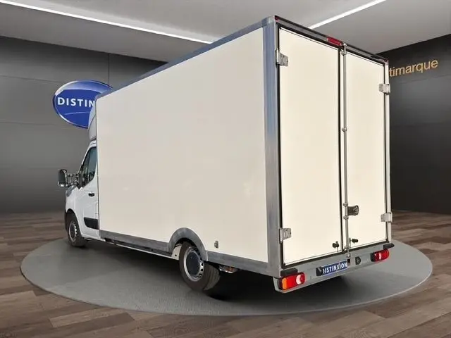 Vue arrière droite d’un Renault Master blanc 2023 avec caisse fermée et feux rouges visibles.