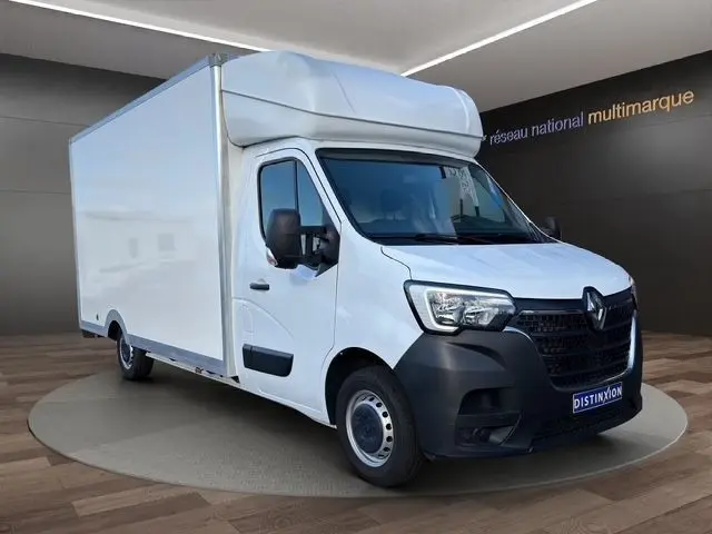 Vue 3/4 avant d’un utilitaire Renault Master blanc avec caisse 20m3, calandre noire et phares LED dans un showroom.