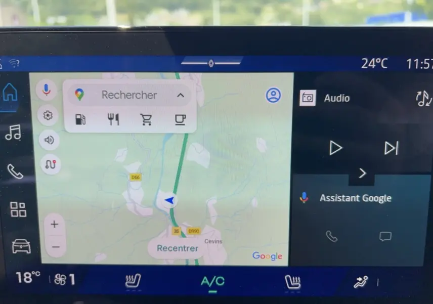 Écran tactile intérieur de la Renault Clio gris rafale, affichant la navigation Google et commandes audio.