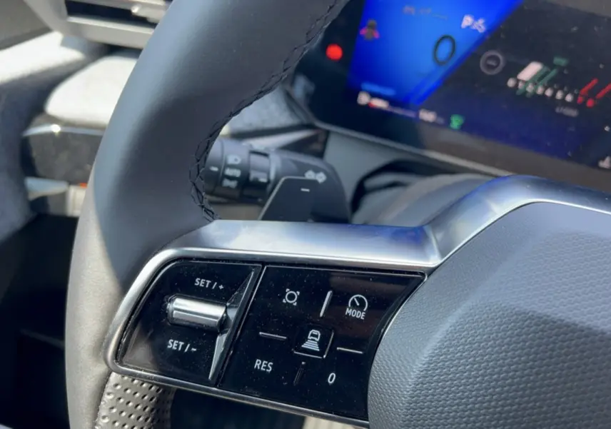 Gros plan sur le volant multifonctions de la Renault Clio 6 TCE 115 EDC Techno Plus avec commandes de régulateur de vitesse.