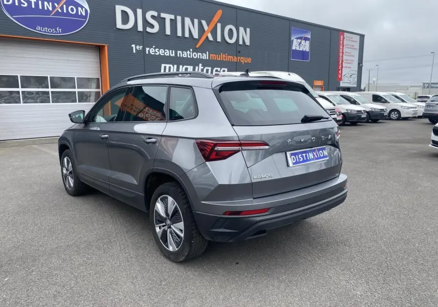 Vue 3/4 arrière droite d'un Skoda Karoq gris graphite métallisé avec feux arrière LED et jantes alliage.