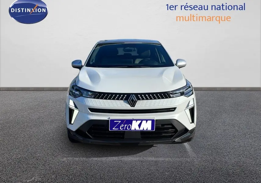 Vue avant d'un Renault Captur blanc nacré avec toit gris, mettant en valeur sa calandre moderne et ses feux LED distinctifs.