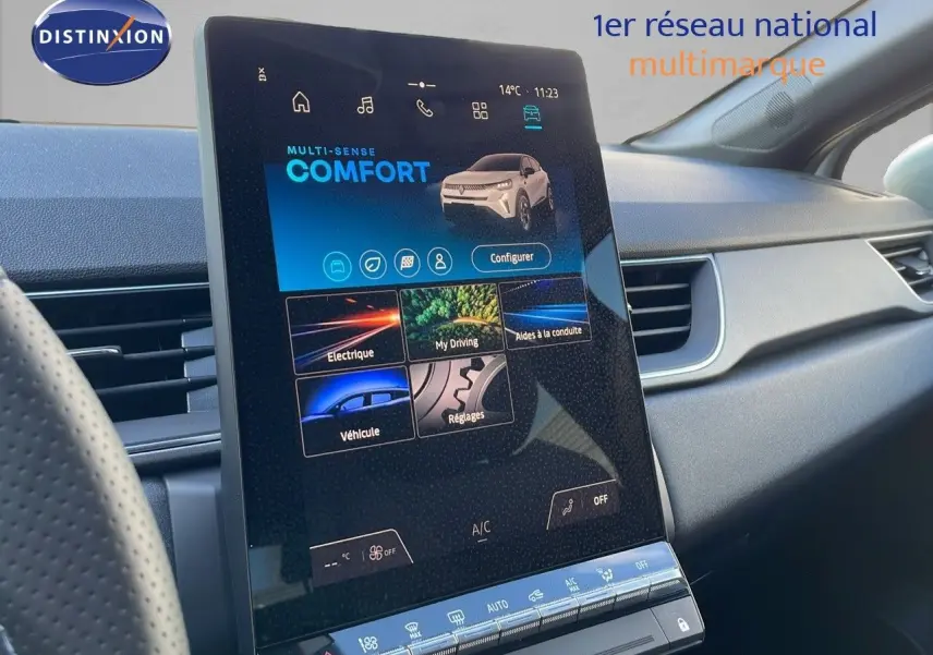 Vue intérieure du tableau de bord du Renault Captur E-Tech blanc nacré avec écran tactile central vertical affichant le mode confort.