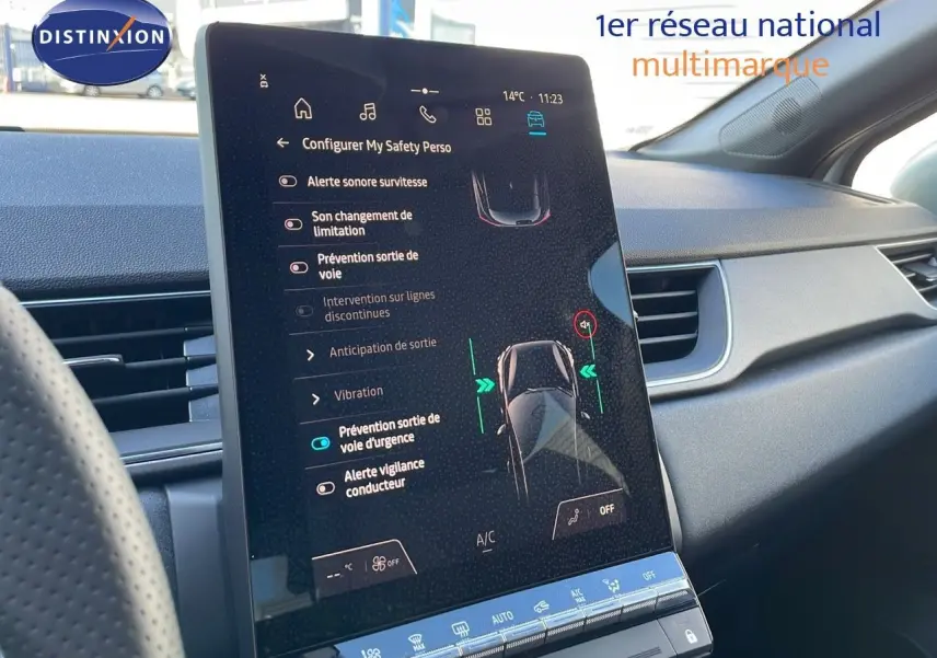 Vue intérieure centrée sur l'écran tactile du tableau de bord du Renault Captur blanc nacré toit gris, version hybride 2025.