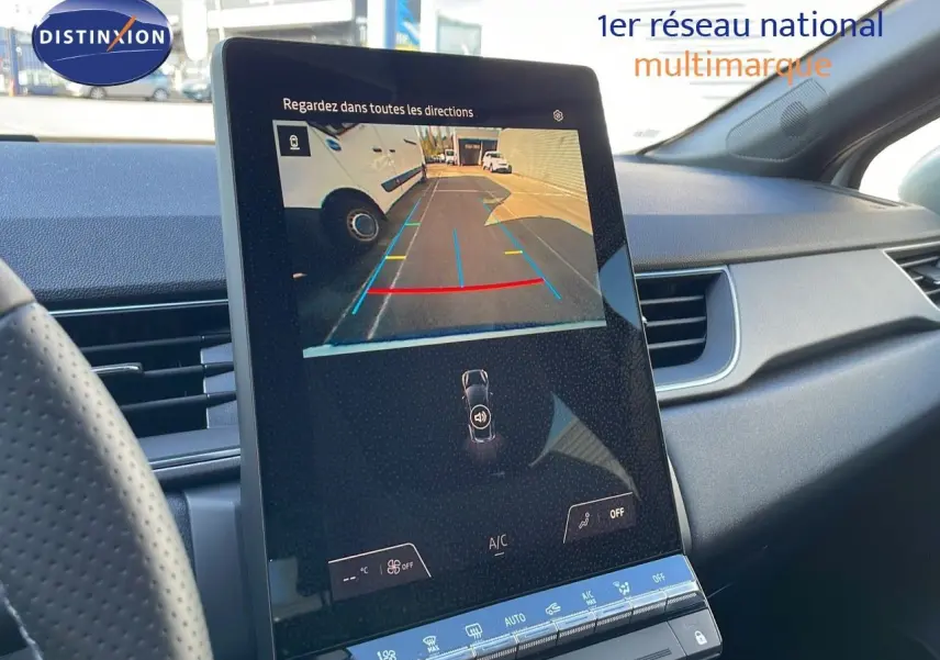 Vue rapprochée de l'écran tactile central affichant la caméra de recul dans l'habitacle du Renault Captur blanc nacré toit gris.