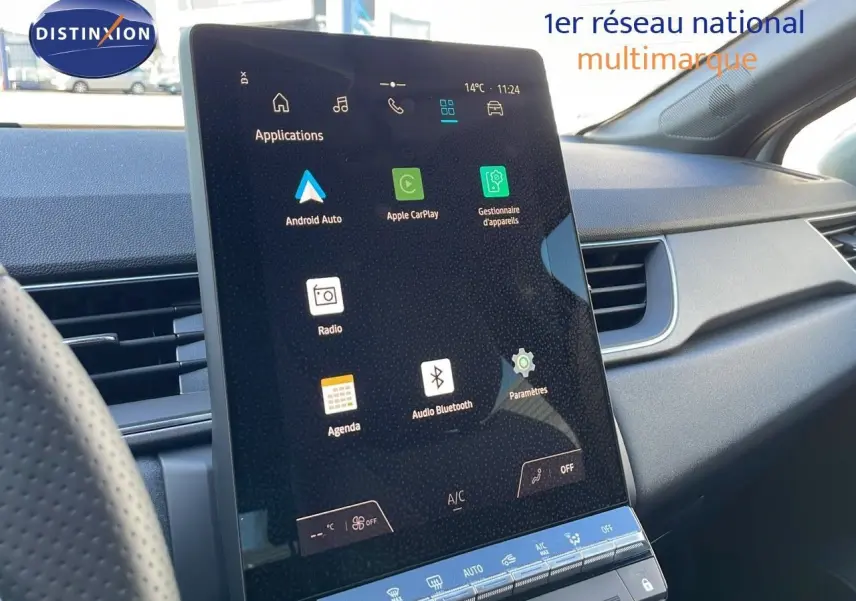 Vue intérieure du tableau de bord du Renault Captur blanc nacré, écran tactile central affichant les applications connectées.
