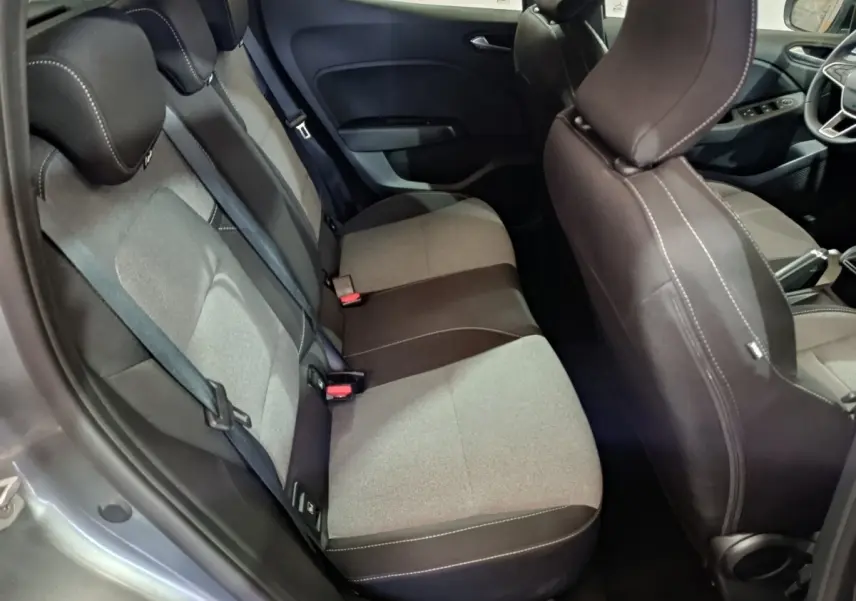 Vue intérieure côté gauche montrant la banquette arrière bicolore gris et noir de la Renault Clio Evolution Blue dCi 100.